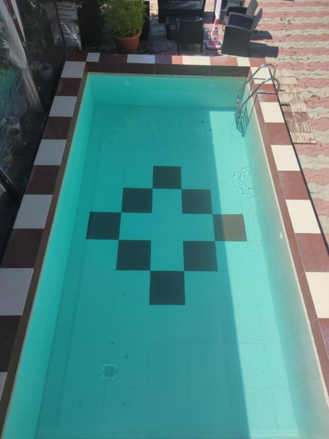 Suzana Garden Hotel เวนุส ภายนอก รูปภาพ